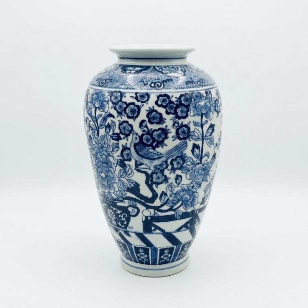 kek feher porcelan vaza hamptons coastal elegans klasszikus polgari virag indaminta madar chinoiserie dekoracio.jpg